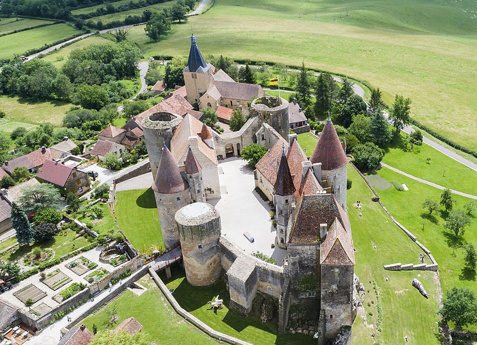 Visiter Châteauneuf en Bourgogne, l'un des plus beaux villages de France