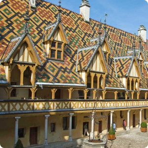 Visite insolite des Hospices de Beaune au volant d'une Citroën 2CV